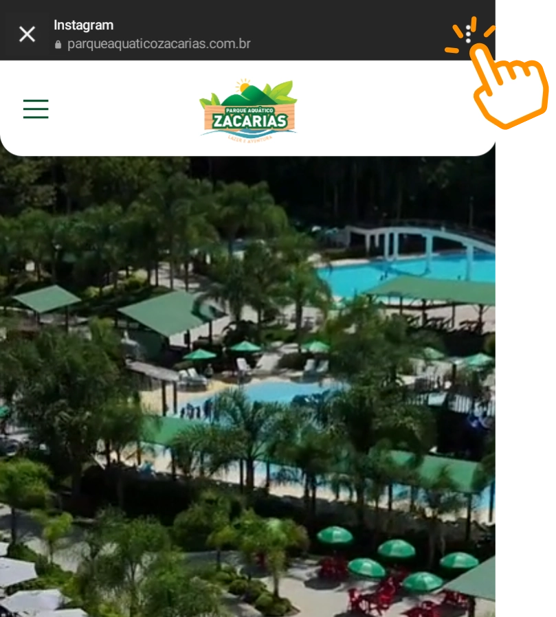 Print da tela do site aberto no navegador do Instagram. No topo superior direito tem um ícone de clique sobre os três pontinhos, indicando o local a ser clicado.