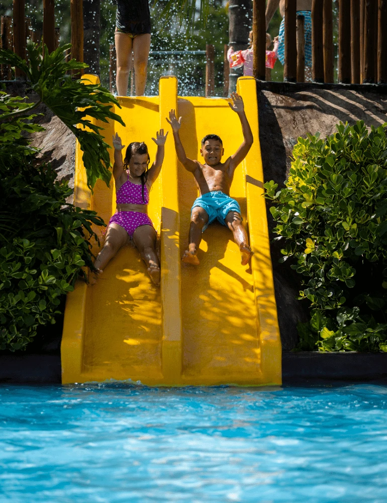 crianças descendo escorregador